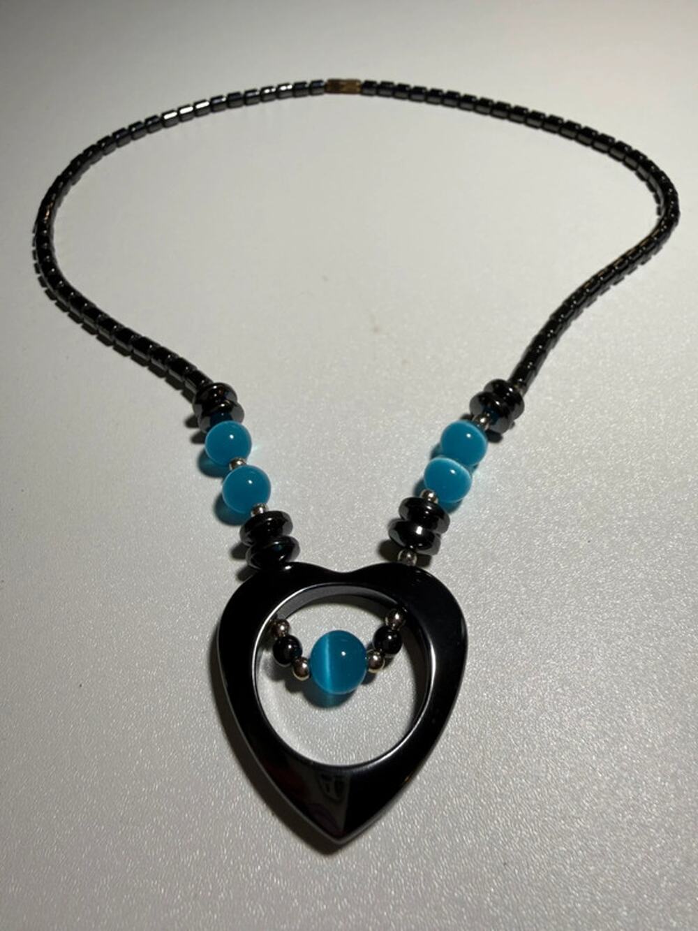 Vintage Y2K hematite heard and blue bead necklace 17”